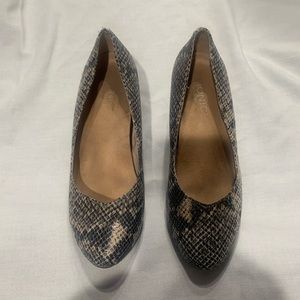 Vionic snakeskin wedge 7.5